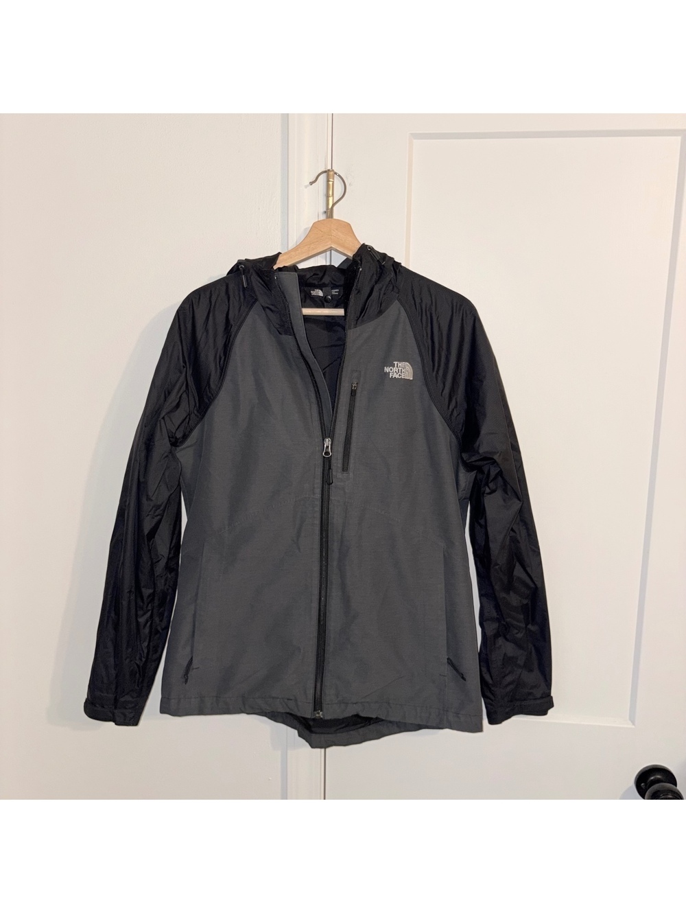 The North Face $210 Tri Climate 3 in 1 Woman’s M Gray and Black Hooded Jacket